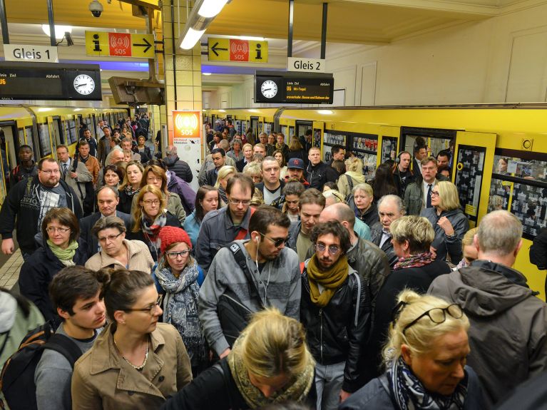 Zu-rück-blei-ben: Friedrichstrasse, estación del metro de Berlín. 