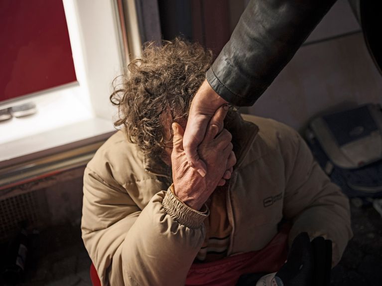 2º premio: Foto de Andreas Reeg sobre el artículo 1, “Libertad, igualdad, fraternidad”. El médico Gerhard Trabert ayuda desde hace 20 años a pobres y sin techo en Maguncia.  