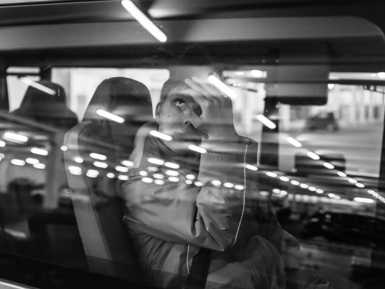 5e prix : photo de Matthias Ernst sur l’article 1 – Liberté, égalité, fraternité. Educateur spécialisé, le photographe accompagne depuis des années des personnes ayant un handicap physique ou mental.