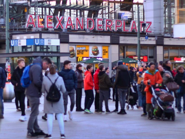 Praça Alexanderplatz em Berlim – há muito, a Alemanha é aqui um país. 