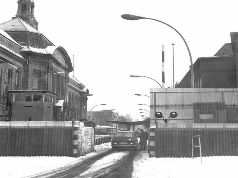 El paso fronterizo Berlín/Invalidenstraße en 1971 ... 