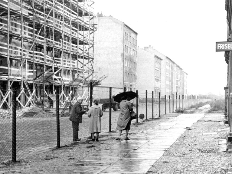 1961年柏林伯印大街（Boyenstraße），已拉起铁丝网，还没有建墙，......