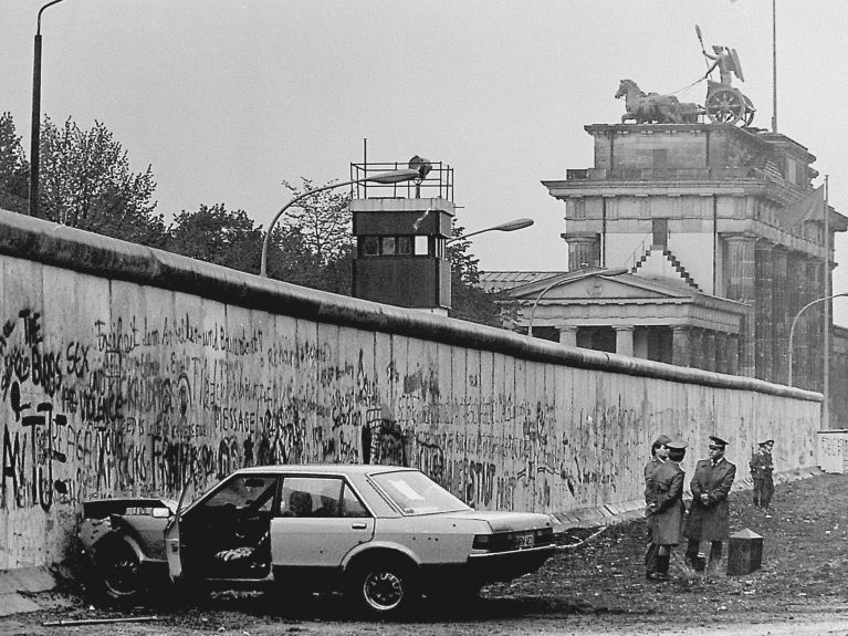 Brama Brandenburska widziana z zachodu w Berlinie w 1987...    
