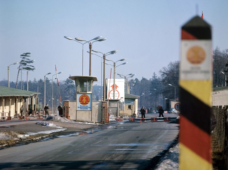 La antiguamente temida frontera: autopista entre Alemania Federal y Berlín Occidental, a través de la RDA, a la altura de Marienborn.