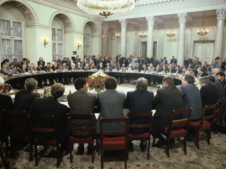 Runder Tisch: Gewerkschaft und Regierung verhandeln am 5.4.1989.