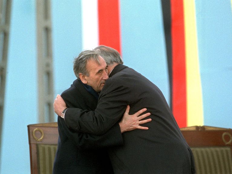 Neue Freundschaft: Bundeskanzler Helmut Kohl (r) und der polnische Ministerpräsident Tadeusz Mazowiecki (l) beim Staatsbesuch Kohls 1989 in Polen. 
