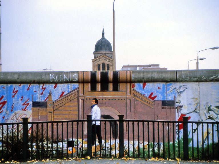 Widok z zachodu na kościół św. Michała w 1986... 