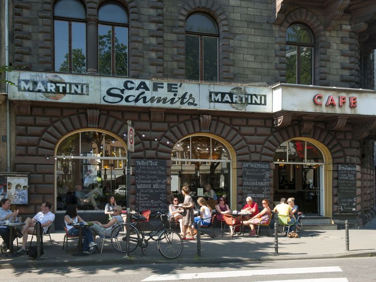 Um café onde? Em Colônia, na Renânia do Norte-Vestfália, Alemanha Ocidental – antes da Queda do Muro. 