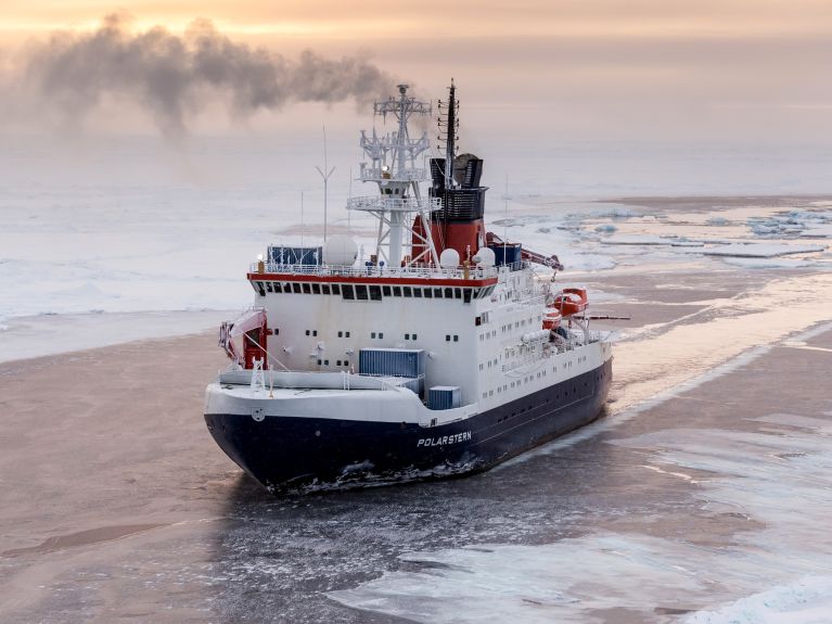 Немецкие научно-исследовательское судно «Полярная звезда» (Polarstern) в Арктике