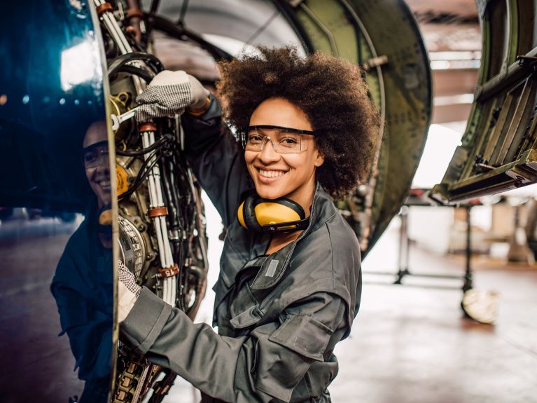 Ir a fundo no espaço sideral com a técnica de navegação aeroespacial. 