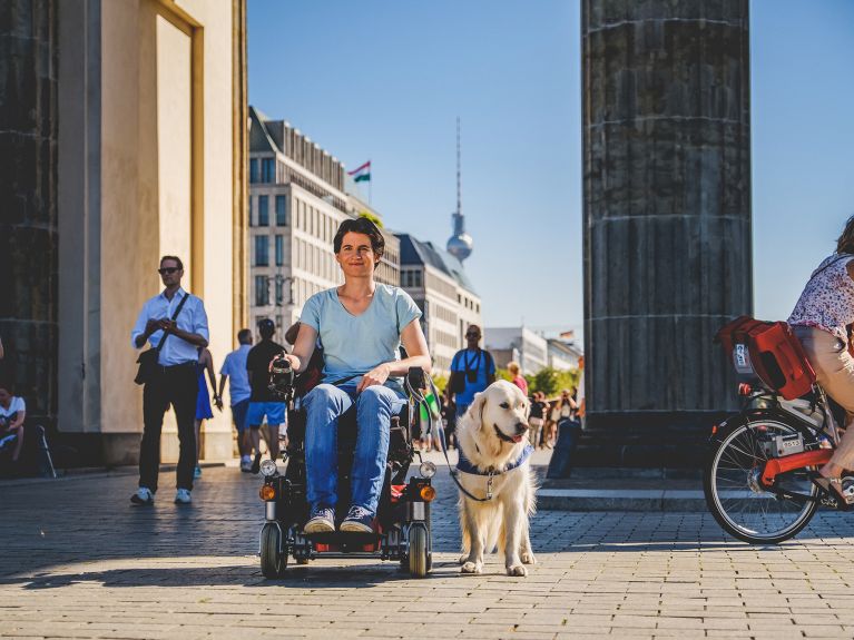 En silla de ruedas por Berlín. 