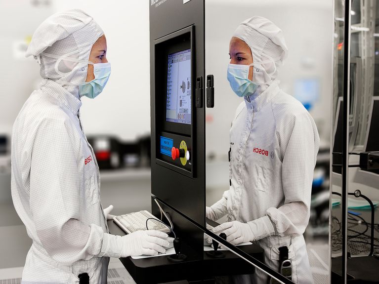 Producción de obleas electrónicas en una fábrica de semiconductores de Bosch