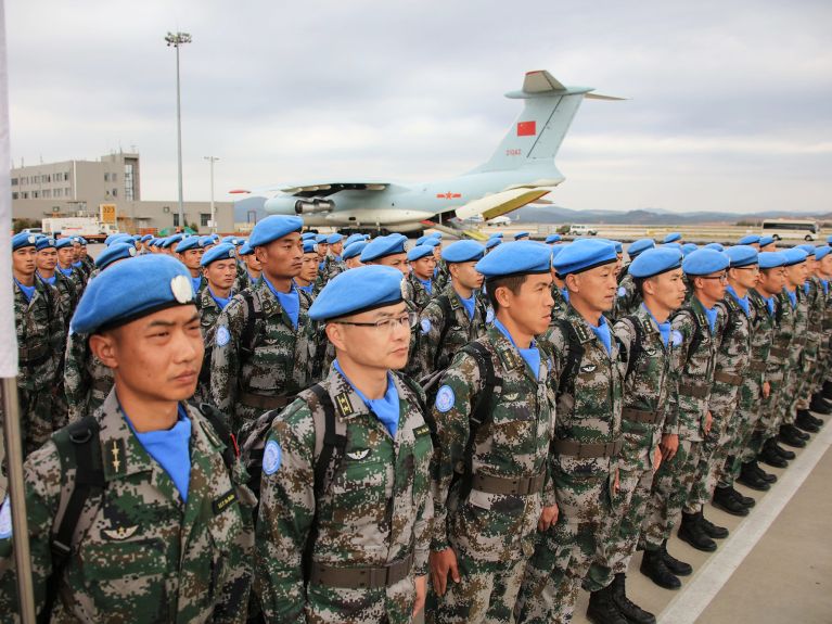 Soldados chineses com o barrete azul da ONU. 