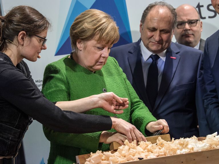 Johanna Röh at the Craft Fair with Chancellor Merkel 