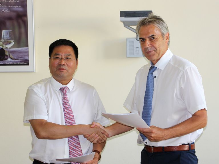 Der General Direktor des Auswärtigen Amts der Region Ningxia, Kang Zhanping, und Prof. Dr. Hans Reiner Schultz, Präsident der Hochschule Geisenheim, nach Unterzeichnung der Absichtserklärung.