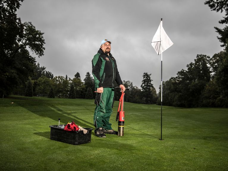 Dariusz Prochotta sorgt für den Golfplatz Kronberg.