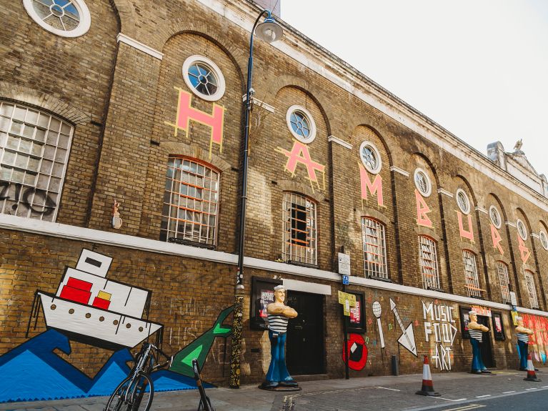 In London for the second time: the pop-up festival “Hamburg on Tour”. The façade in London’s East End was designed with Tape Art.
