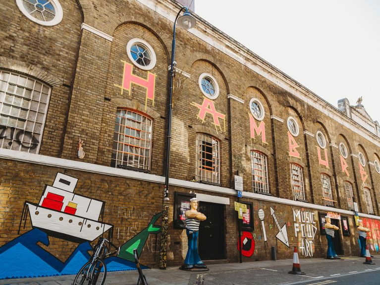 Le festival pop-up « Hamburg on Tour » à Londres pour la deuxième fois. Dans l’East End londonien, la façade a été décorée de tape-art.