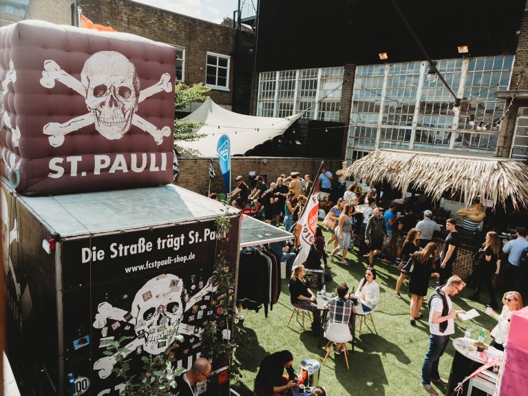 Le club de foot hambourgeois FC St. Pauli est également présent. Le slogan « La rue porte St. Pauli » fait allusion au pull à capuche, très prisé, du club.