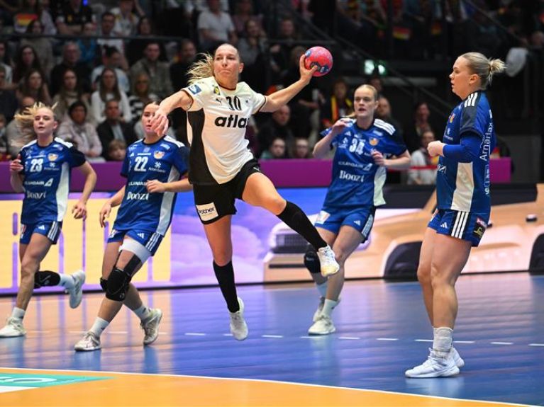 Jenny Behrend (Deutschland) kommt zum Torwurf. 