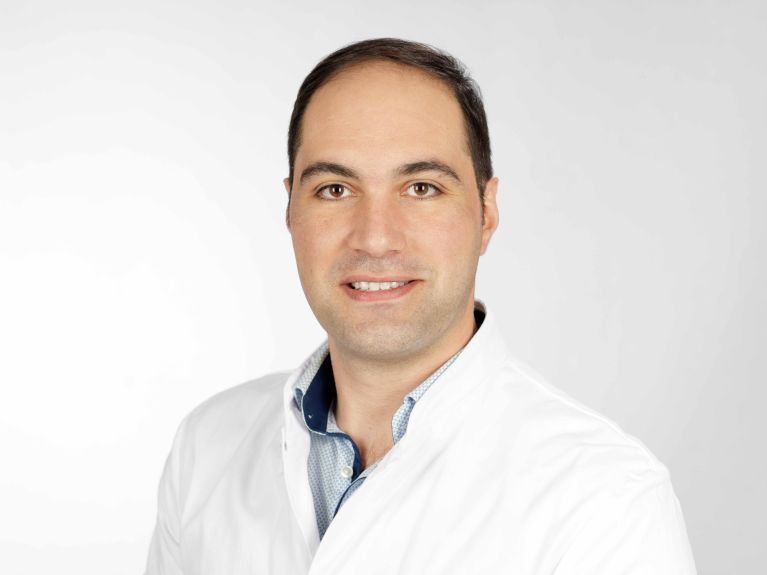 Hasan Somar Quer ist Vizepräsident der Syrischen Gesellschaft für Ärzte und Apotheker in Deutschland. Hasan Somar Quer ist Vizepräsident der Syrischen Gesellschaft für Ärzte und Apotheker in Deutschland.