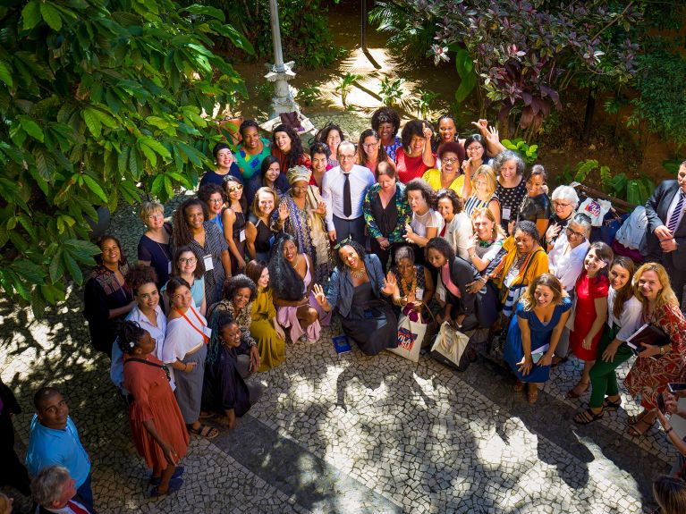 Heiko Maas mit Teilnehmerinnen des Frauennetzwerks in Brasilien 