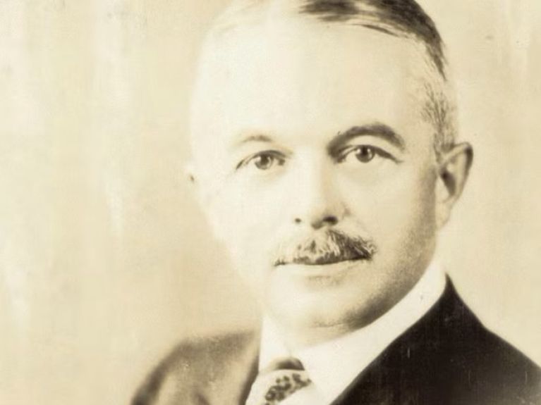 Richard Hellmann – wurde in Vetschau im Spreewald südlich von Berlin geboren. 1903 wanderte er nach New York City aus, etwa 1905 rührte er in seinem Deli die erste Hellmann’s Mayonnaise. Dass sie gut geschmeckt hat, sieht man heute in vielen Supermärkten auf der ganzen Welt. Richard Hellmann – wurde in Vetschau im Spreewald südlich von Berlin geboren. 1903 wanderte er nach New York City aus, etwa 1905 rührte er in seinem Deli die erste Hellmann’s Mayonnaise. Dass sie gut geschmeckt hat, sieht man heute in vielen Supermärkten auf der ganzen Welt.