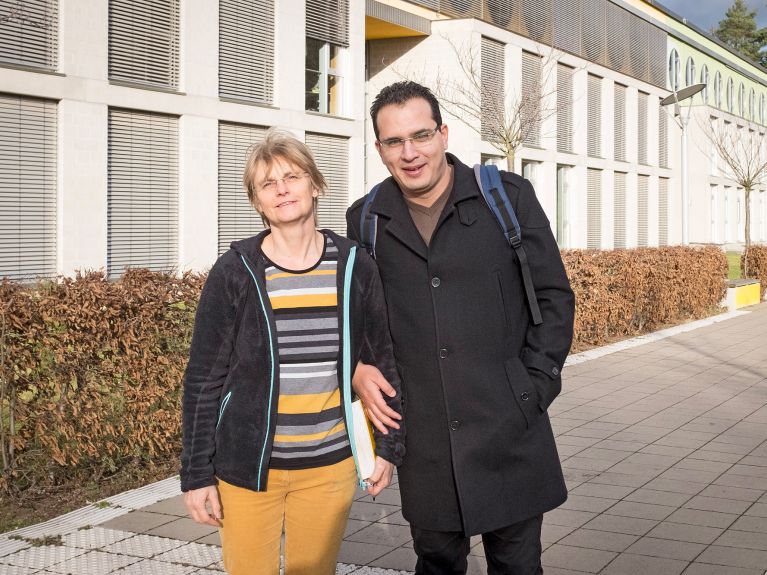 Yassine Rihani mit Gertraud Luce-Wunderle, Ärztin und Lehrerin an der Berufsfachschule für Physiotherapie.