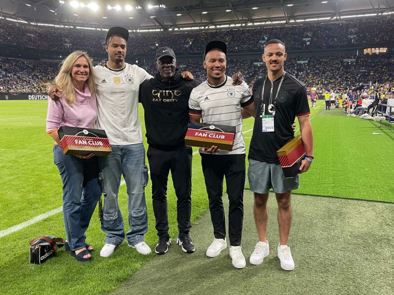 At the international soccer match between Germany and Colombia in 2023 (from left): Miriam Steyer, Equanimeous St. Brown, John Brown, Amon-Ra und Osiris St. Brown