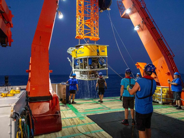 Des véhicules sous-marins sont utilisés pour explorer les fonds marins.