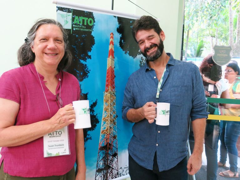 Quesada avec Sue Trumbore, coordinatrice de l’ATTO du côté allemand.