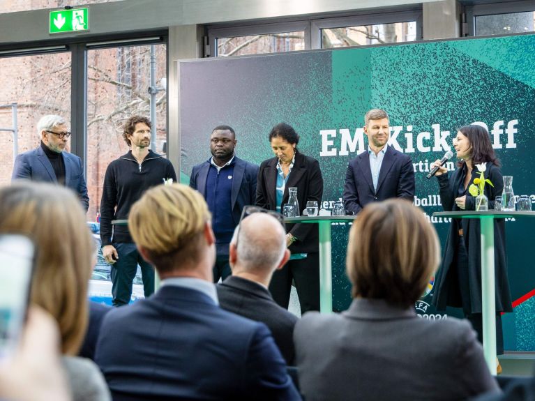 Die EM-Botschafterinnen und Botschafter Jimmy Hartwig (v. l.), Arne Friedrich, Gerald Asamoah, Steffi Jones und Thomas Hitzlsberger gemeinsam mit Außenministerin Annalena Baerbock