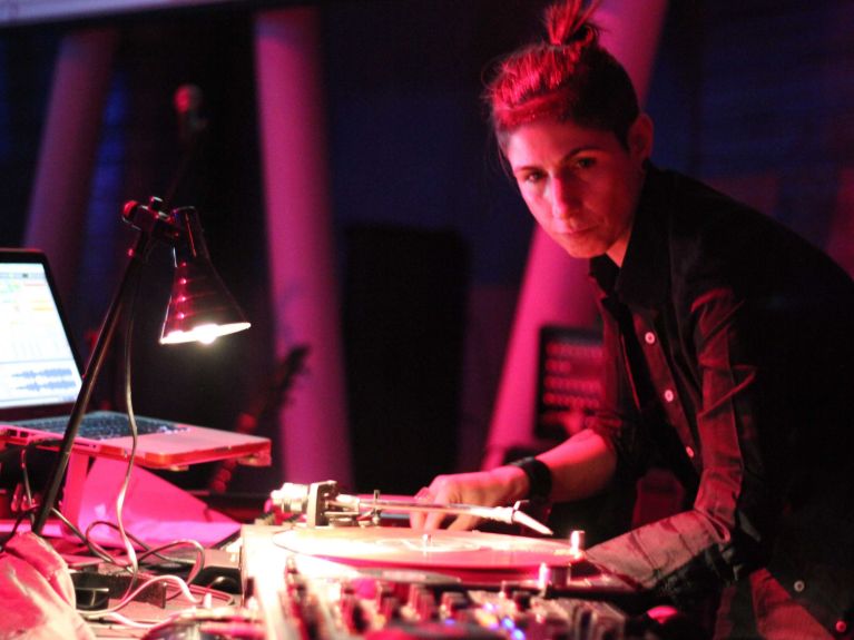 Virtuosin am Mischpult: DJ Ipek Virtuosin am Mischpult: DJ Ipek