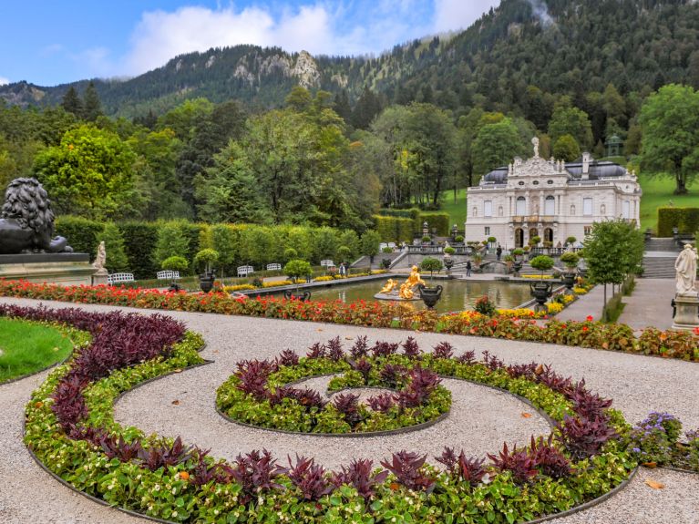Schloss Linderhof gilt als das kleine Versailles in den Alpen. Schloss Linderhof gilt als das kleine Versailles in den Alpen.