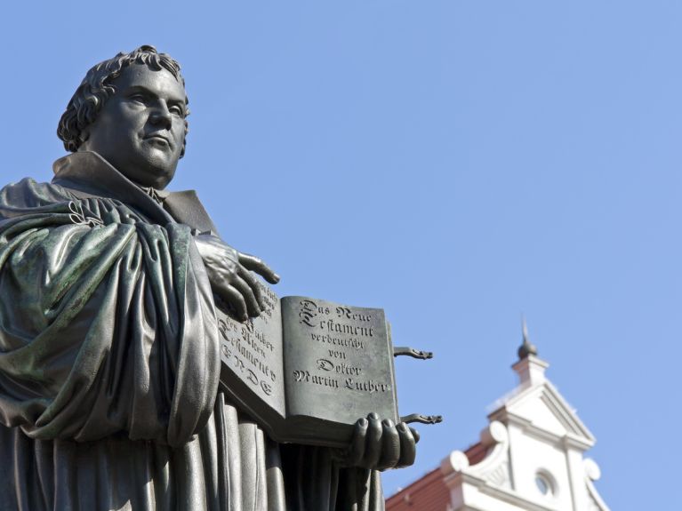 Martin Luther’in İncil çevirisi, Yüksek Almanca’nın yaygınlaşmasına katkı sağladı.