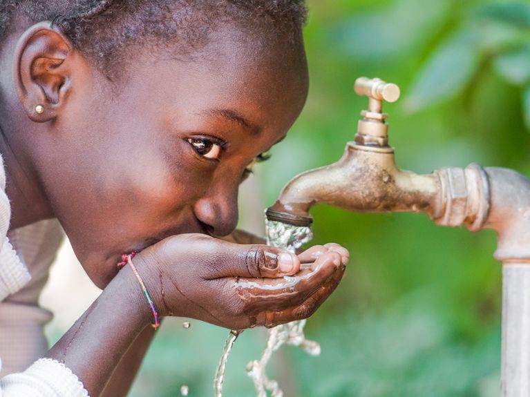 在埃塞俄比亚取水 