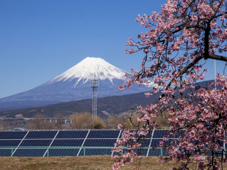 Solar panels in front of Mount Fuji: young people in particular would like to see greater commitment to the expansion of renewable energies in Japan. Solar panels in front of Mount Fuji: young people in particular would like to see greater commitment to the expansion of renewable energies in Japan.