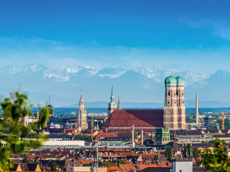 Múnich se encuentra cerca de los Alpes y está considerada una de las ciudades más bonitas de Alemania. Múnich se encuentra cerca de los Alpes y está considerada una de las ciudades más bonitas de Alemania.