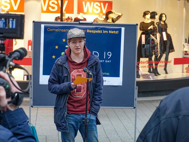 Fabian Pforte berät andere Jugendliche bei Cybermobbing. Fabian Pforte berät andere Jugendliche bei Cybermobbing.