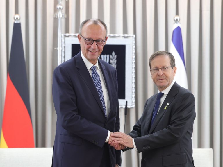 Friedrich Merz (l.) und Izchak Herzog 