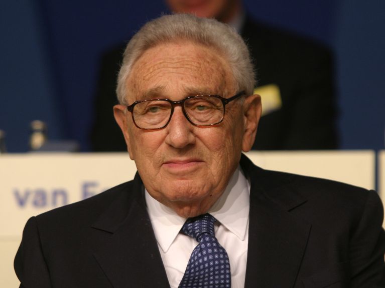 Henry Kissinger – der langjährige US-Außenminister wurde als Heinz Alfred Kissinger in Fürth in Bayern in der Nähe von Nürnberg geboren. Die Familie floh 1938 vor den Nazis nach New York City. Henry Kissinger – der langjährige US-Außenminister wurde als Heinz Alfred Kissinger in Fürth in Bayern in der Nähe von Nürnberg geboren. Die Familie floh 1938 vor den Nazis nach New York City.
