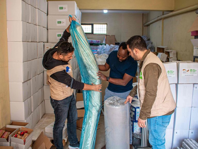 Dans leur entrepôt, les collaborateurs de la Welthungerhilfe trient des denrées alimentaires, des vêtements et des installations pour les tentes. Dans leur entrepôt, les collaborateurs de la Welthungerhilfe trient des denrées alimentaires, des vêtements et des installations pour les tentes.