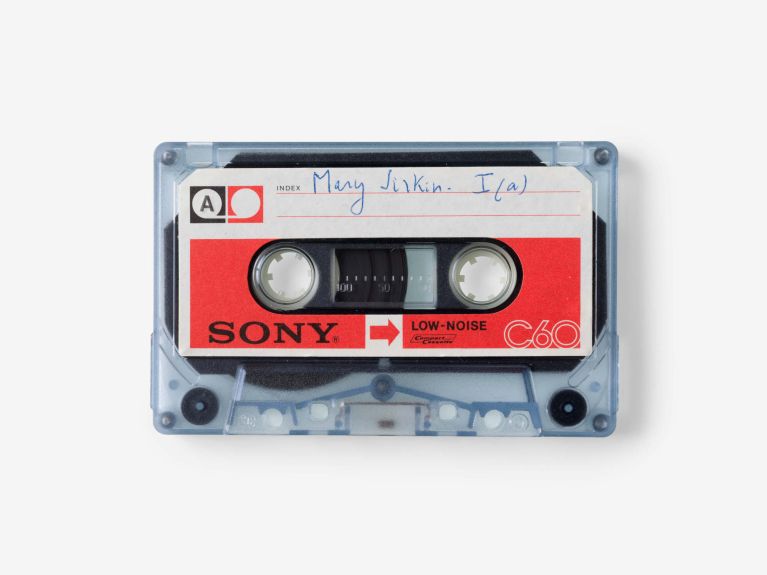 Eine Audio-Kassette mit der von Hand aufgebrachten Beschriftung „Mary Sirkin I (a)“.