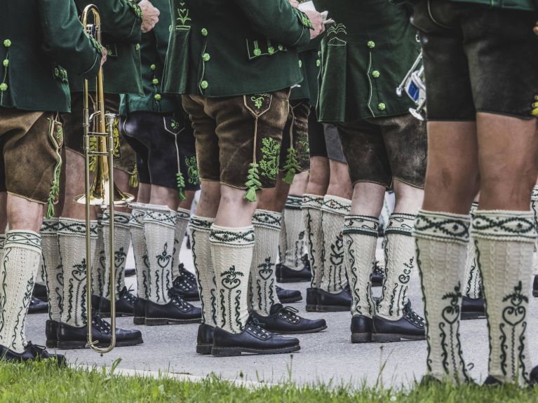 Baviera: tiradores de montaña con traje tradicional durante la fiesta patronal en Lenggries 