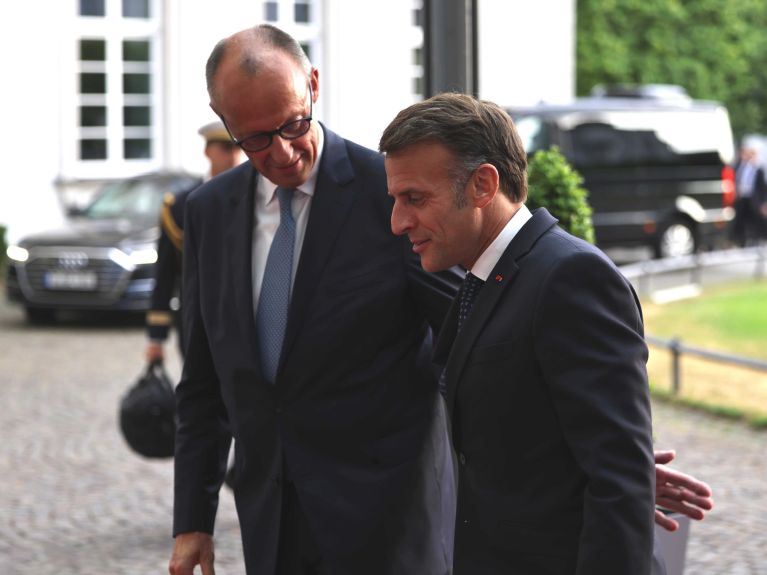 Bundeskanzler Merz (l.) und Präsident Macron setzen sich gegen das Verbrenner-Aus ein (Archivbild).