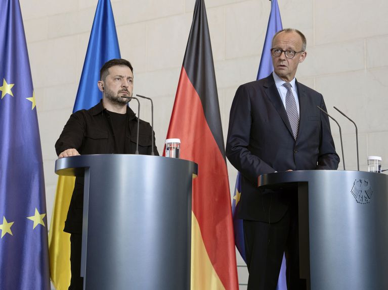 Wolodymyr Selenskyj (l.) und Friedrich Merz (Archivbild) 