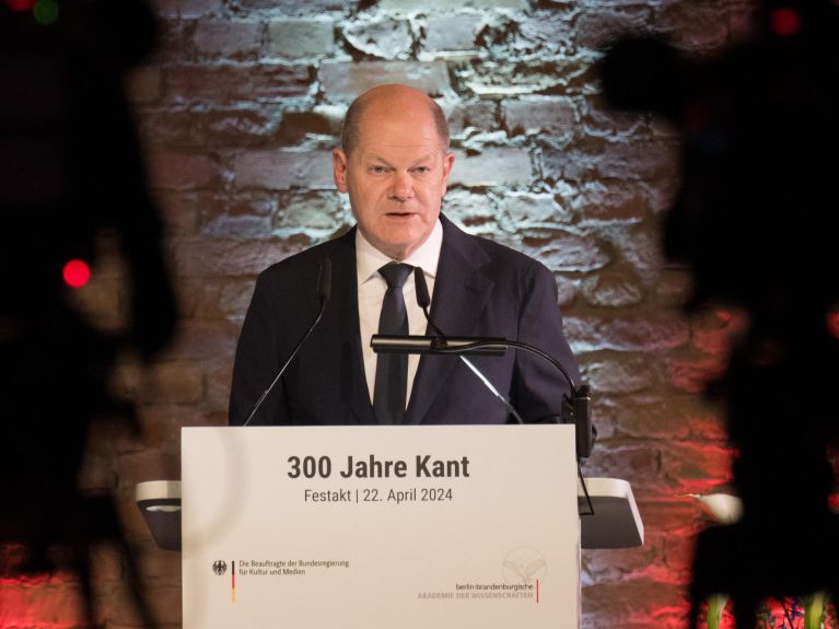 El canciller alemán, Olaf Scholz, rinde homenaje a Immanuel Kant 