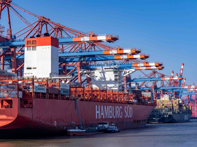 Navios de contêineres no porto de Hamburgo 