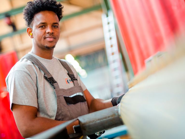 أصحاب التأهيل والتخصص من المهاجرين يتمتعون بفرص جيدة في الحصول على عمل في القطاع الصناعي.  