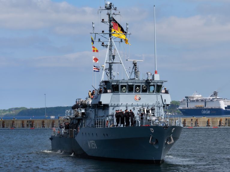 Das Minenjagdboot "Fulda" läuft vom Marinestützpunkt Kiel in Richtung Mittelmeer aus.